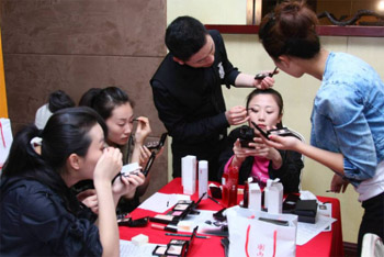 近日，羽西品牌正式授权成为2010上海世博礼宾人员指定美容培训机构，负责为其设计世博妆容、进行美容培训、赞助护肤和彩妆产品以及在世博会开闭幕式等重大活动时提供化妆服务。
