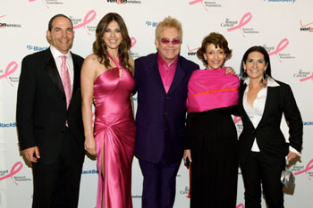 每年10月，雅诗兰黛集团都将在全球范围举行粉红丝带防治乳腺癌运动。自1992年伊芙琳·兰黛女士发起这项运动到今年10月底，雅诗兰黛集团在全球累计发放的粉红丝带将达到1.1亿枚，乳腺癌研究基金会筹集的善款将达到2.8