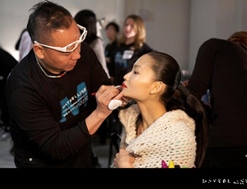 美宝莲纽约中国特约彩妆专家Andy Koh在为中国模特李丹妮打造红唇妆