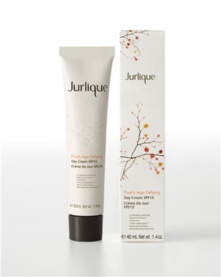     Jurlique茱莉蔻”菁萃复颜日霜SPF 15”是一款革命性的防晒霜，因为纯以天然成份达到抵御UVA/UVB是很不容易的一件事。不含美白成份，但却含有SPF15的防晒系数，以天然物理性防晒方式抵御UVA的光老化侵害。这些功